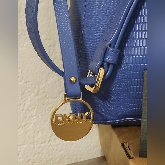 DKNY blue Saffiano leather crossbody bag with a chain & wrist Strap W Dust Bag - Picture 2 of 5